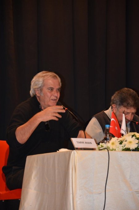 Tarık Akan: Sanat muhafazakâr olamaz, inancı politikadan çekin