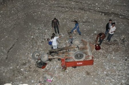 Tarım aracı çukura düştü: 9 yaralı