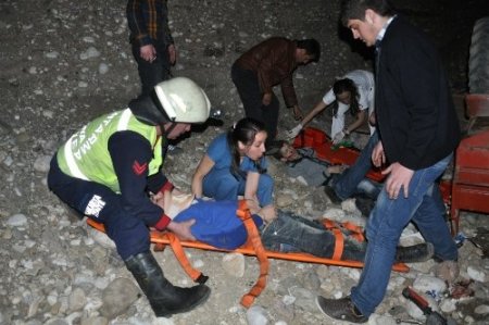 Tarım aracı çukura düştü: 9 yaralı