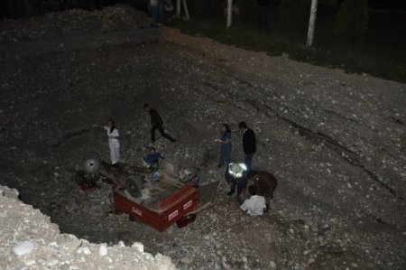 Tarım aracı çukura düştü: 9 yaralı
