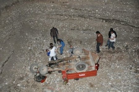 Tarım aracı çukura düştü: 9 yaralı