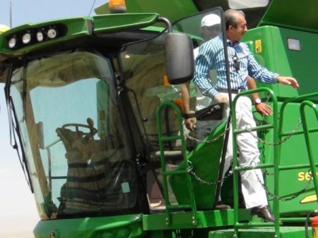 Tarım Bakanı Eker, Biçerdöverin Başına Geçti