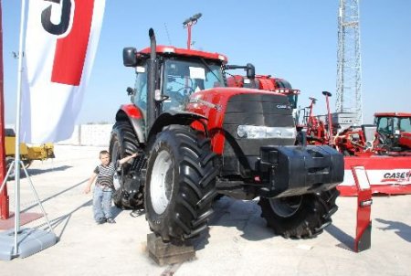 Tarım Fuarı'nda 300 Bin Liralık Traktörler Alıcı Buldu