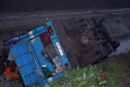 Tarım işçilerini taşıyan minibüs devrildi: 30 yaralı