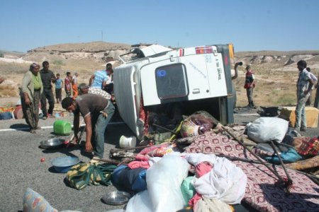 Tarım işçilerini taşıyan minibüs ile otomobil çarpıştı: 10 yaralı