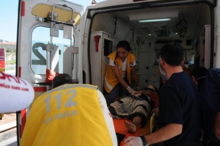 Tarım işçilerini taşıyan minibüs ile otomobil çarpıştı: 10 yaralı