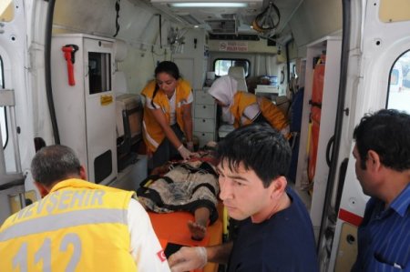 Tarım işçilerini taşıyan minibüs ile otomobil çarpıştı: 10 yaralı