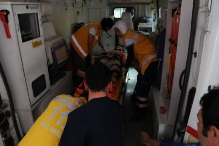 Tarım işçilerini taşıyan minibüs ile otomobil çarpıştı: 10 yaralı