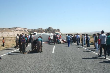 Tarım işçilerini taşıyan minibüs ile otomobil çarpıştı: 10 yaralı