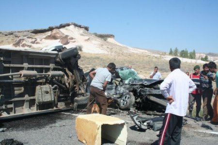 Tarım işçilerini taşıyan minibüs ile otomobil çarpıştı: 10 yaralı