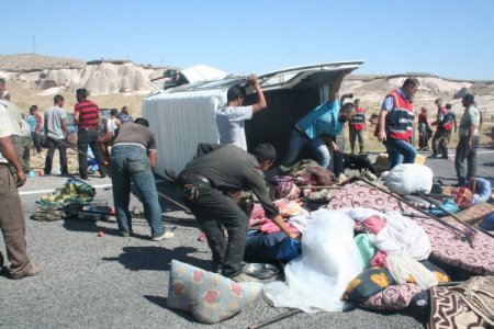 Tarım işçilerini taşıyan minibüs ile otomobil çarpıştı: 10 yaralı
