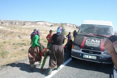 Tarım işçilerini taşıyan minibüs ile otomobil çarpıştı: 10 yaralı