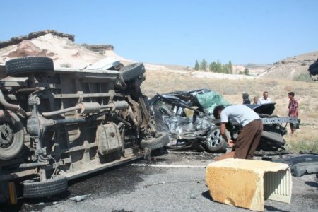 Tarım işçilerini taşıyan minibüs ile otomobil çarpıştı: 10 yaralı