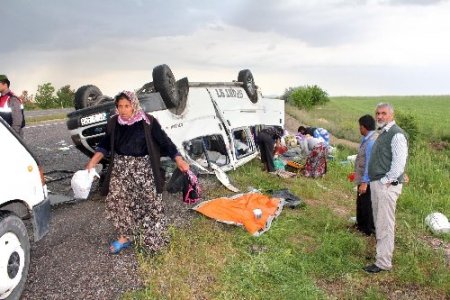 Tarım işçilerini taşıyan minibüs takla attı: 16 yaralı