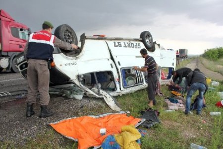 Tarım işçilerini taşıyan minibüs takla attı: 16 yaralı
