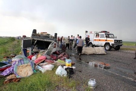 Tarım işçilerini taşıyan minibüs takla attı: 16 yaralı