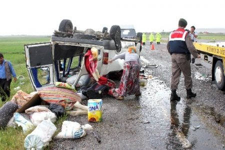 Tarım işçilerini taşıyan minibüs takla attı: 16 yaralı