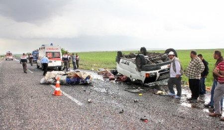 Tarım işçilerini taşıyan minibüs takla attı: 16 yaralı