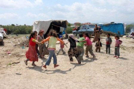 Tarım işçisi çocuklar, bayramlarını çamurdan pasta ile kutladı