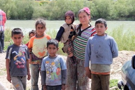 Tarım işçisi çocuklar, bayramlarını çamurdan pasta ile kutladı