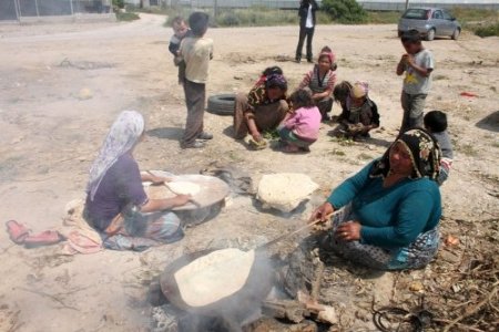 Tarım işçisi çocuklar, bayramlarını çamurdan pasta ile kutladı