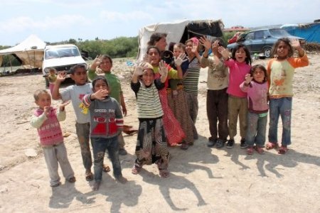 Tarım işçisi çocuklar, bayramlarını çamurdan pasta ile kutladı