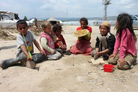 Tarım işçisi çocuklar, bayramlarını çamurdan pasta ile kutladı