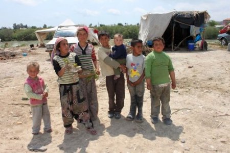 Tarım işçisi çocuklar, bayramlarını çamurdan pasta ile kutladı