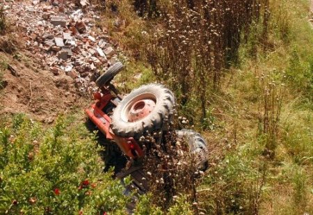 Tarlada kavga ettiği komşusunun traktörünü dereye attı