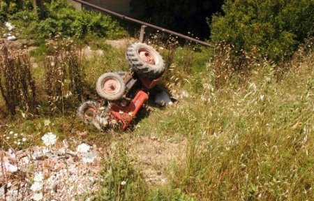 Tarlada kavga ettiği komşusunun traktörünü dereye attı