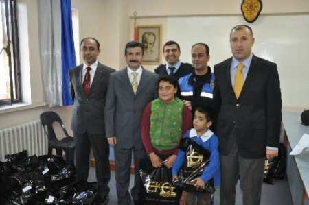 Tarsus Emniyet Müdürlüğü 100 Fakir Öğrenciyi Giydirdi