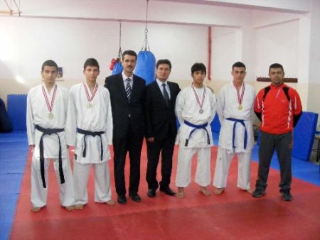 Tarsus İmkb Teknik Ve Endüstri Meslek Lisesi Öğrencileri Spordaki Başarılarını Altınla Taclandırıyor