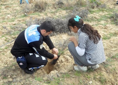 Tarsus polisi öğrencilerle fidan dikti