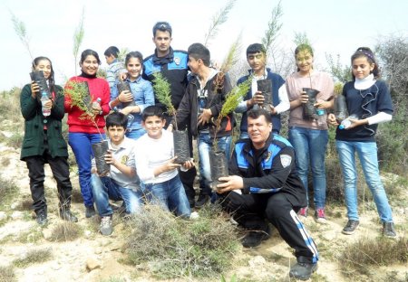 Tarsus polisi öğrencilerle fidan dikti