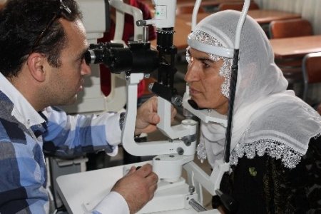 Tarsus’ta, gönüllü doktorlar 80 öğrenci ve 25 aileye sağlık taramasından geçirdi