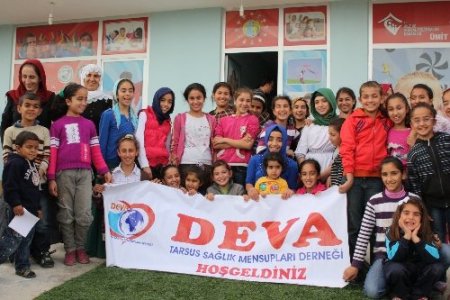 Tarsus’ta, gönüllü doktorlar 80 öğrenci ve 25 aileye sağlık taramasından geçirdi