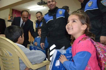 Tarsus’ta 700 fakir öğrencinin yüzü güldü