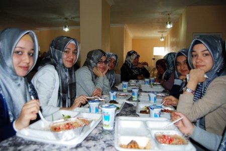 Tarsus'ta aşure kazanları barışa hizmet için kaynadı