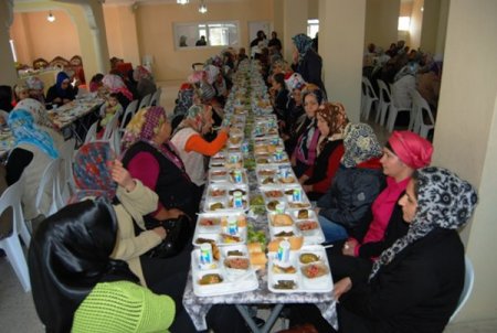 Tarsus'ta aşure kazanları barışa hizmet için kaynadı