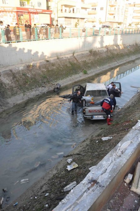Tarsus'ta kamyonet sulama kanalına düştü: 2 yaralı