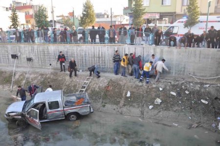 Tarsus'ta kamyonet sulama kanalına düştü: 2 yaralı