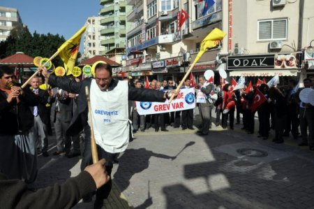 Tarsus’ta maliyeciler eşit ücret için alanlarda