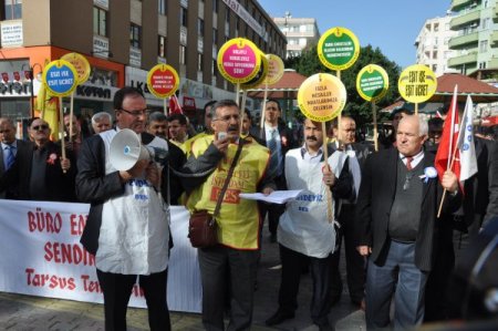Tarsus’ta maliyeciler eşit ücret için alanlarda