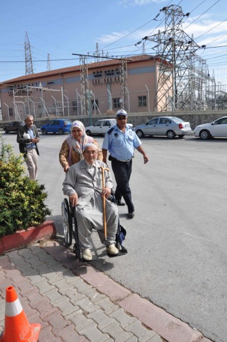 Tarsus’ta mezarlık ziyaretine gelenlere tekerlekli sandalye hizmeti veriliyor