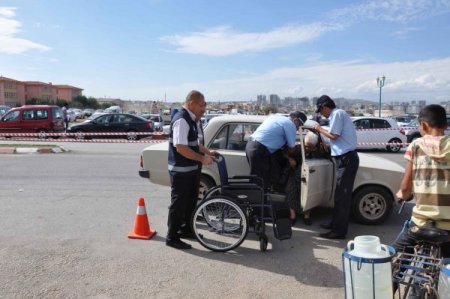 Tarsus’ta mezarlık ziyaretine gelenlere tekerlekli sandalye hizmeti veriliyor