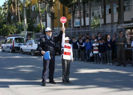 Tarsus'ta öğrenciler, düdük ve dur-geç levhasıyla trafiğe yön veriyor