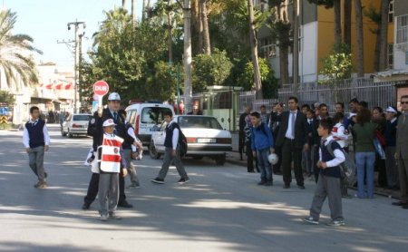 Tarsus'ta öğrenciler, düdük ve dur-geç levhasıyla trafiğe yön veriyor