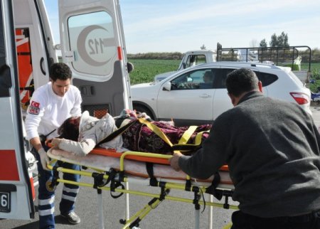 Tarsus’ta otomobil takla attı: 3 yaralı