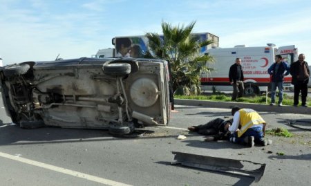Tarsus’ta otomobil takla attı: 3 yaralı
