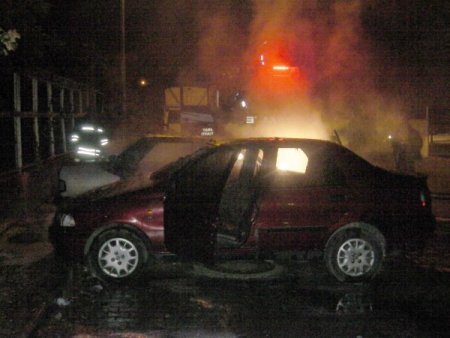 Tarsus’ta park halindeki iki araç yandı